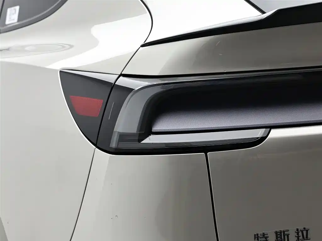 Tesla Model Y L 2025 — фото 8