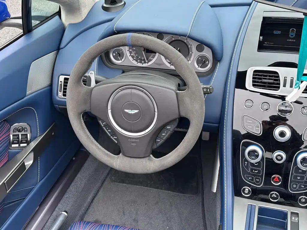 Aston Martin V8 Vantage 2018 — фото 10