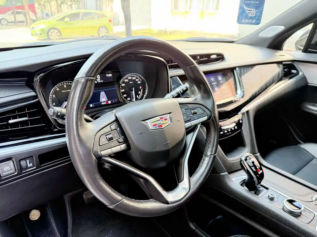 Cadillac XT6 2023 — фото 9