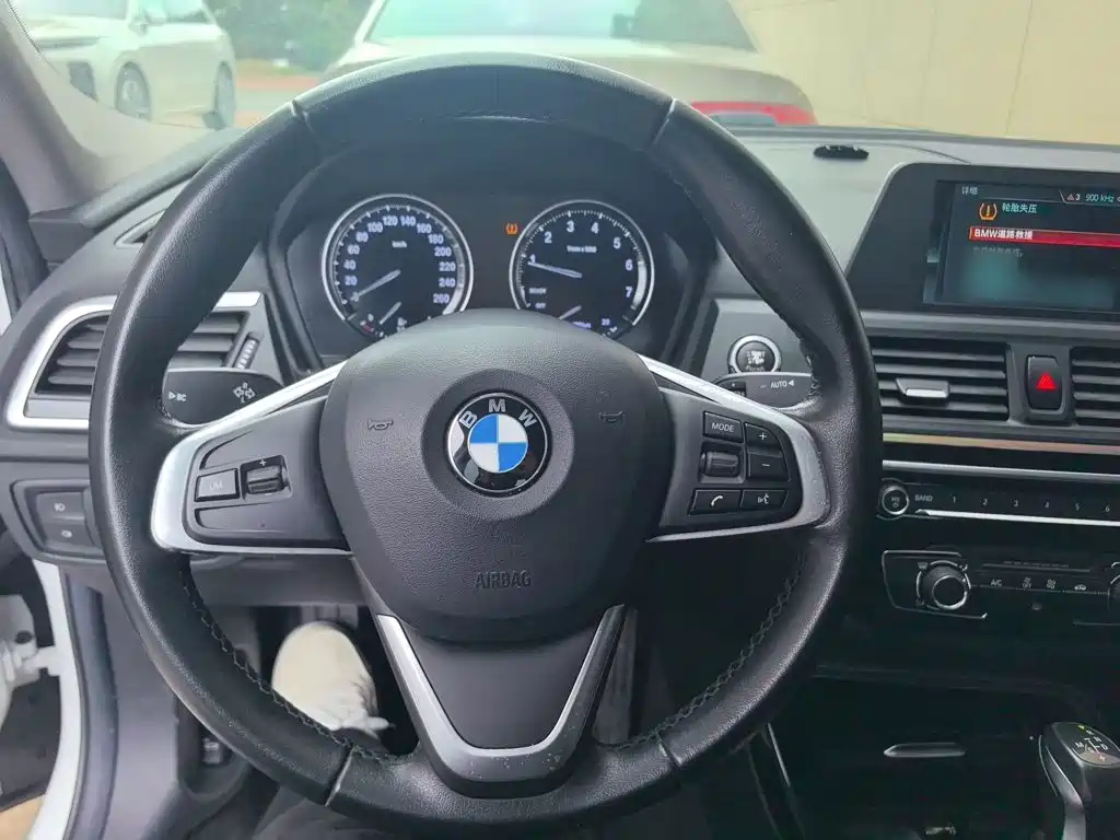 BMW 1 Series 2018 — фото 11