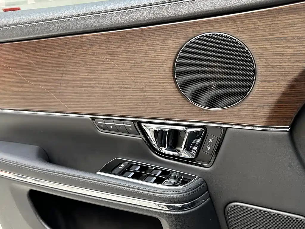 Jaguar XJ 2018 — фото 20