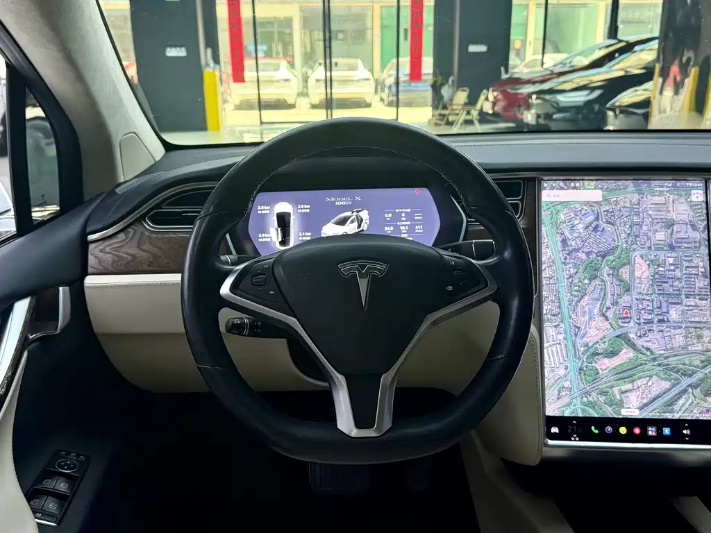 Tesla Model X 2018 — фото 9
