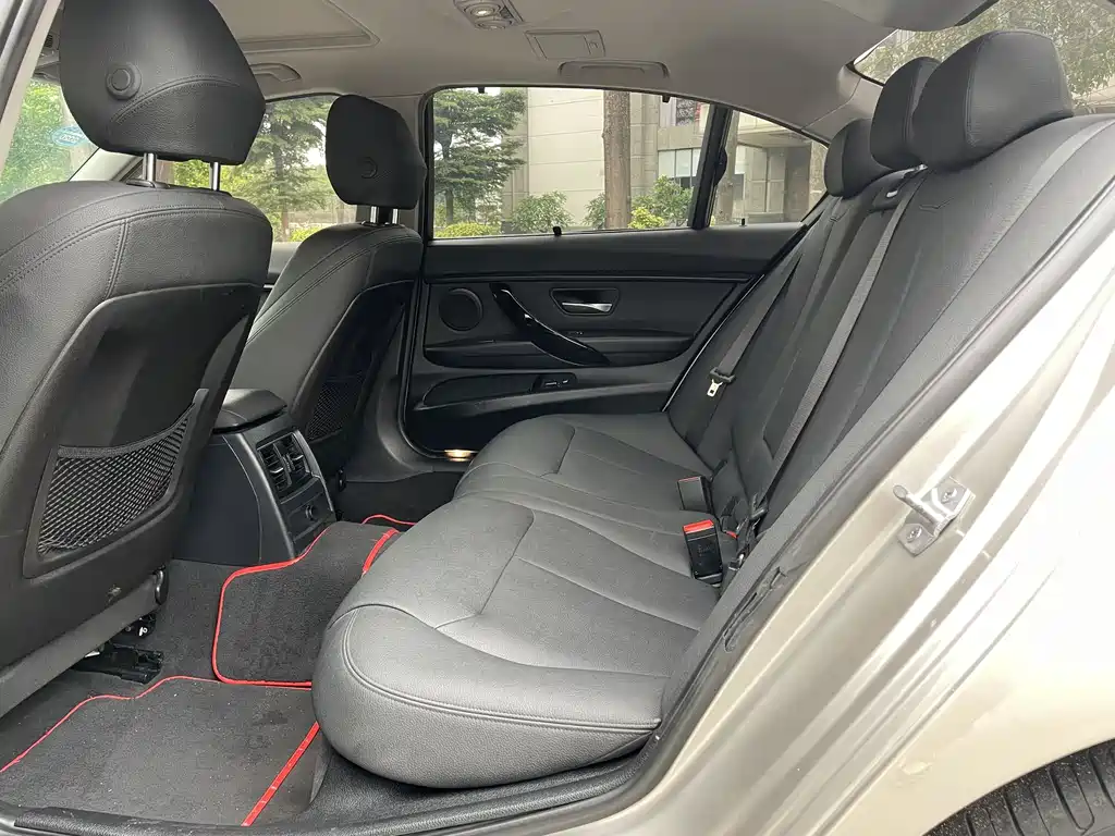 BMW 3 Series 2018 — фото 11