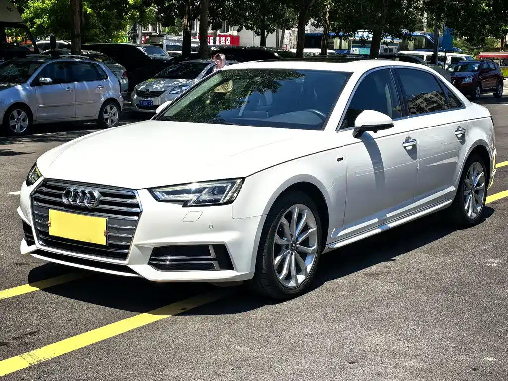 Audi A4L 2018 — фото 1