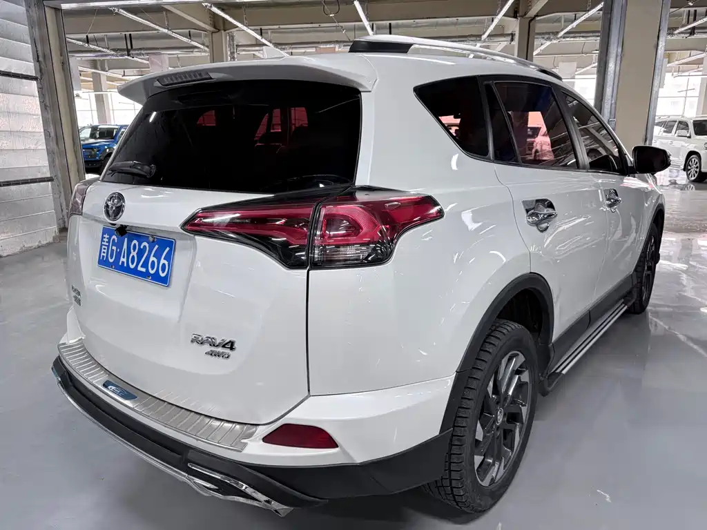 Toyota RAV4 2018 — фото 20