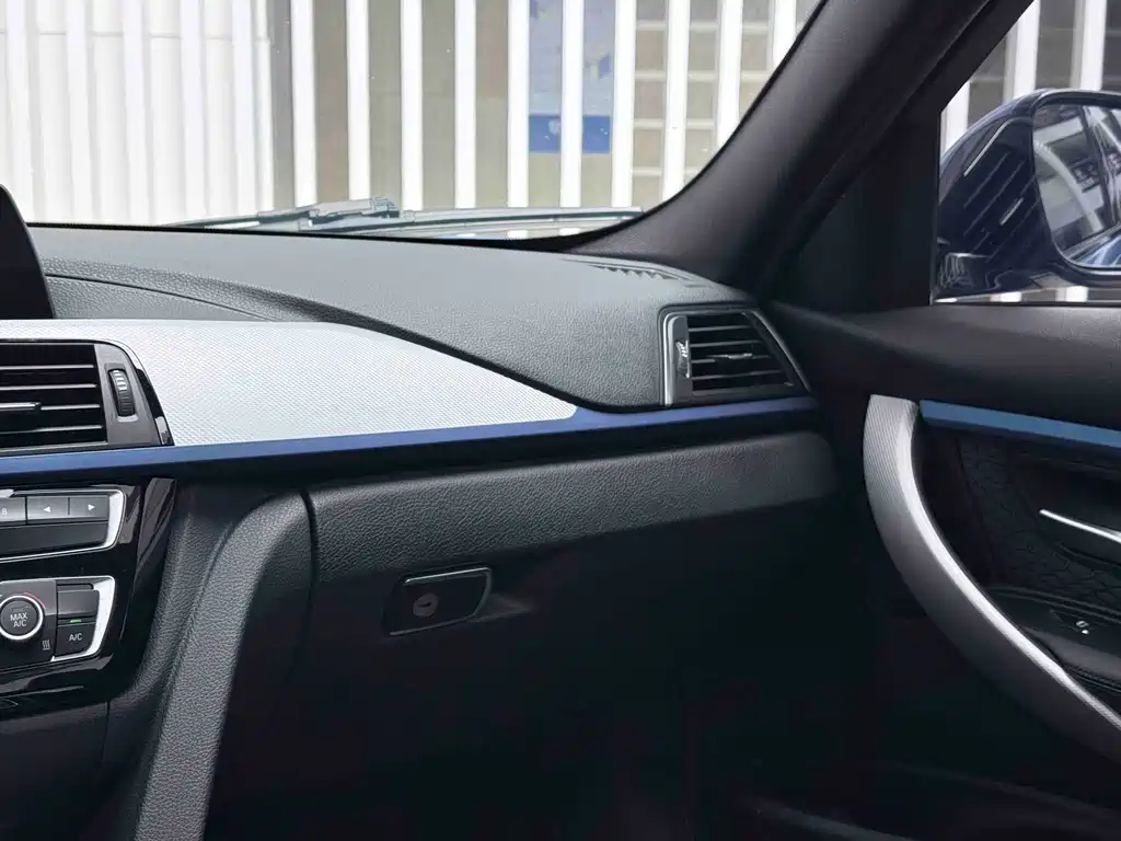 BMW 3 Series 2019 — фото 15
