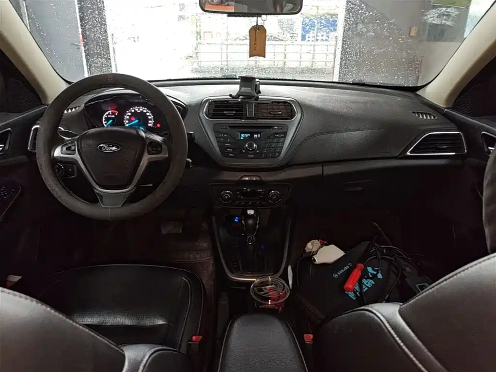 Ford Escort 2015 — фото 16