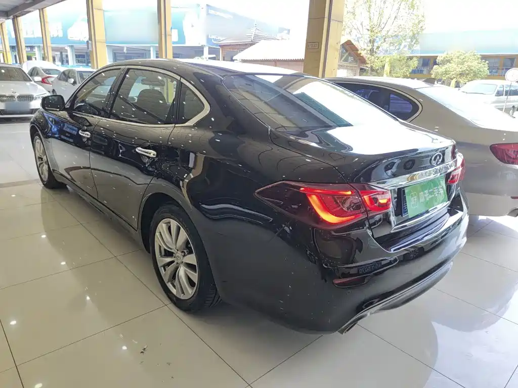 Infiniti Q70 2019
