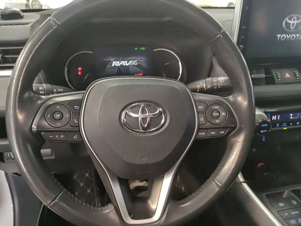 Toyota RAV4 2022 — фото 11