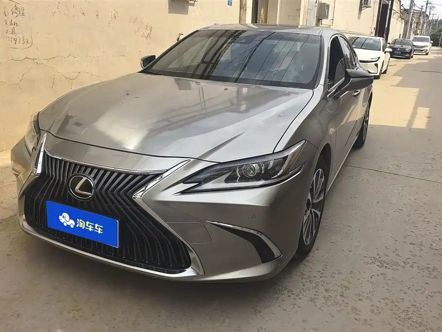 Lexus ES 2020 — фото 1