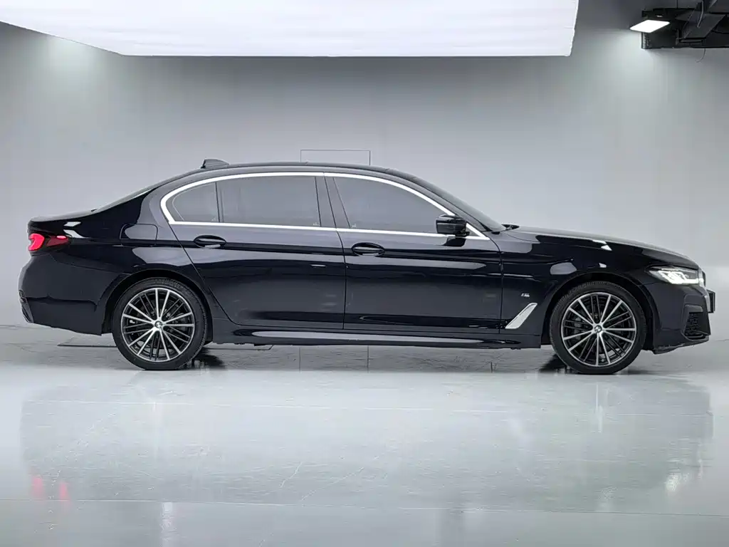 BMW 5 Series 2021 — фото 16