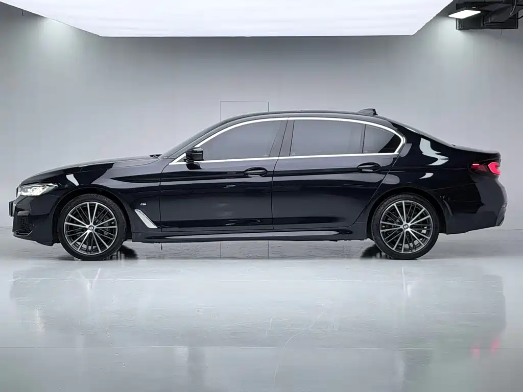 BMW 5 Series 2021 — фото 15