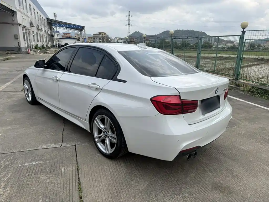 BMW 3 Series 2019 — фото 25