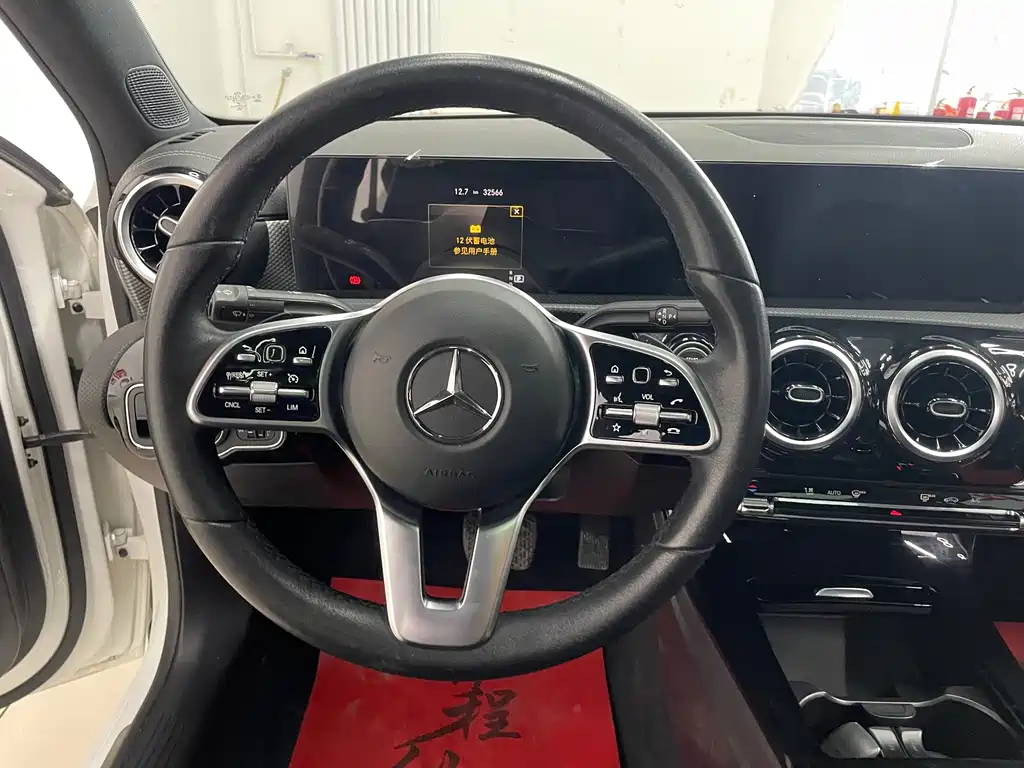 Mercedes-Benz A-Class 2022 — фото 10