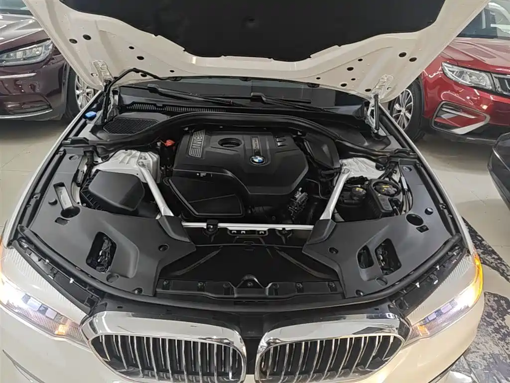 BMW 5 Series 2018 — фото 20