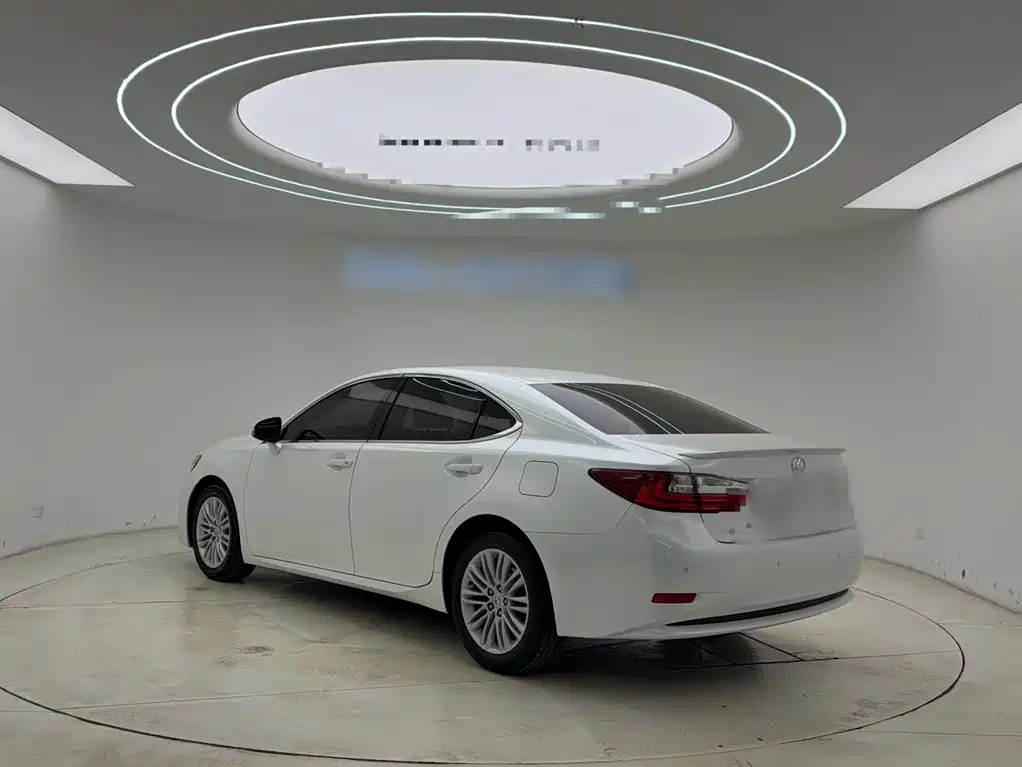 Lexus ES 2018 — фото 25