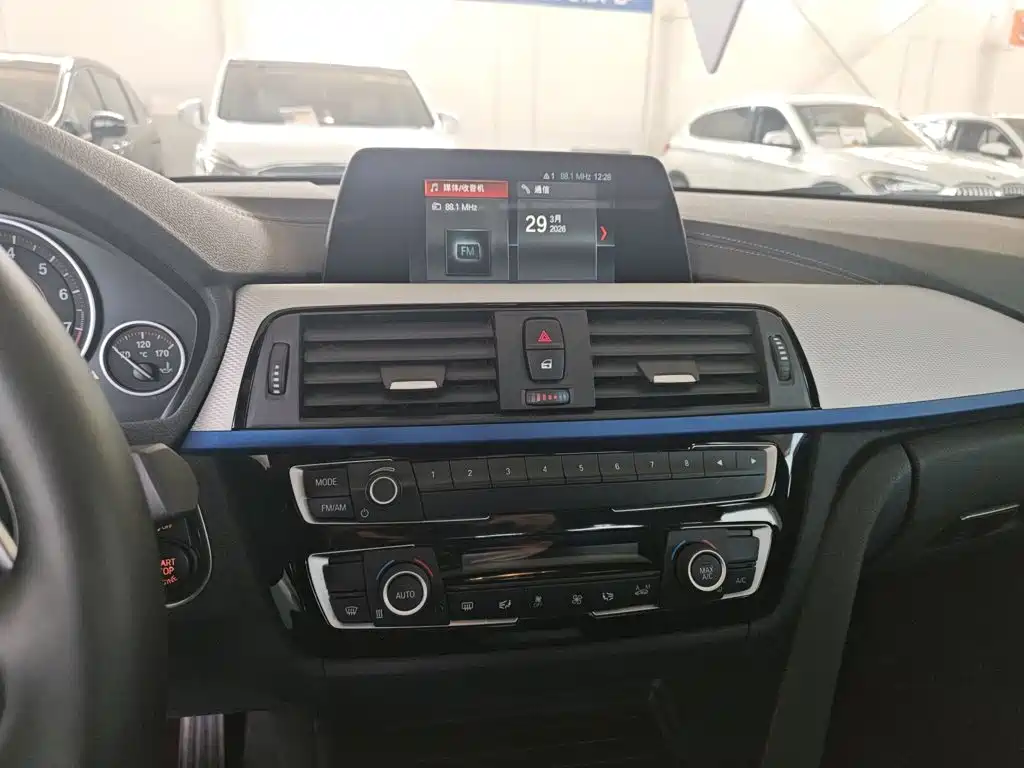 BMW 3 Series 2019 — фото 13