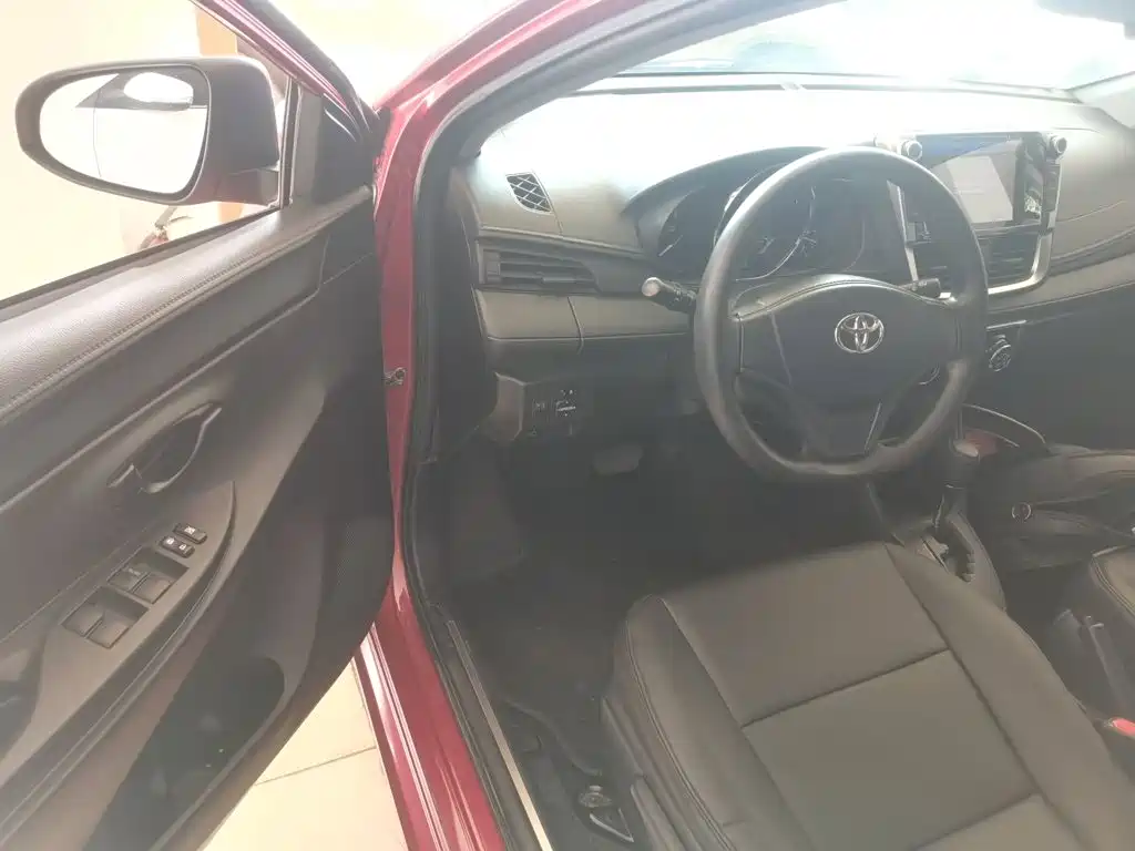 Toyota Yaris L 2017 — фото 12