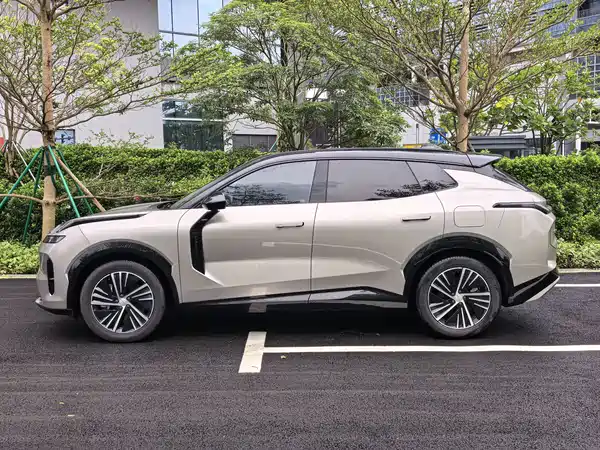 Lynk & Co 08 EM-P 2024