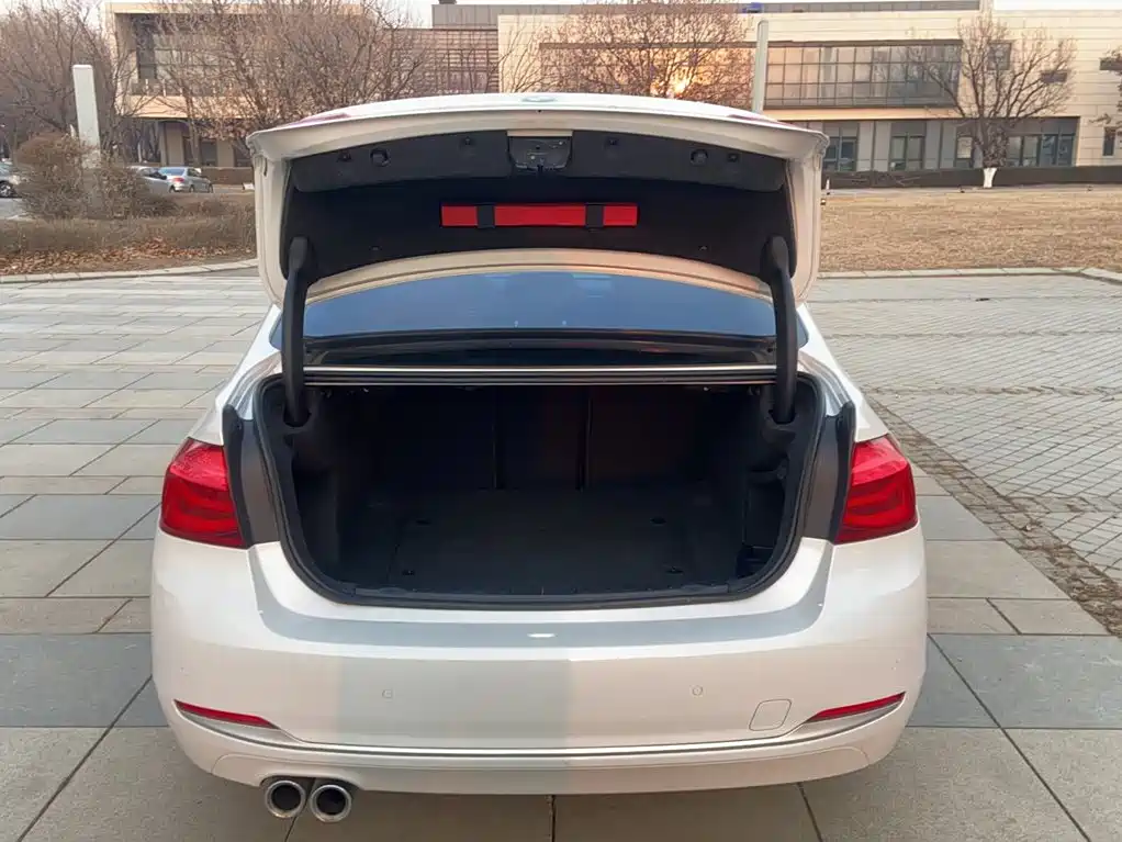 BMW 3 Series 2018 — фото 16