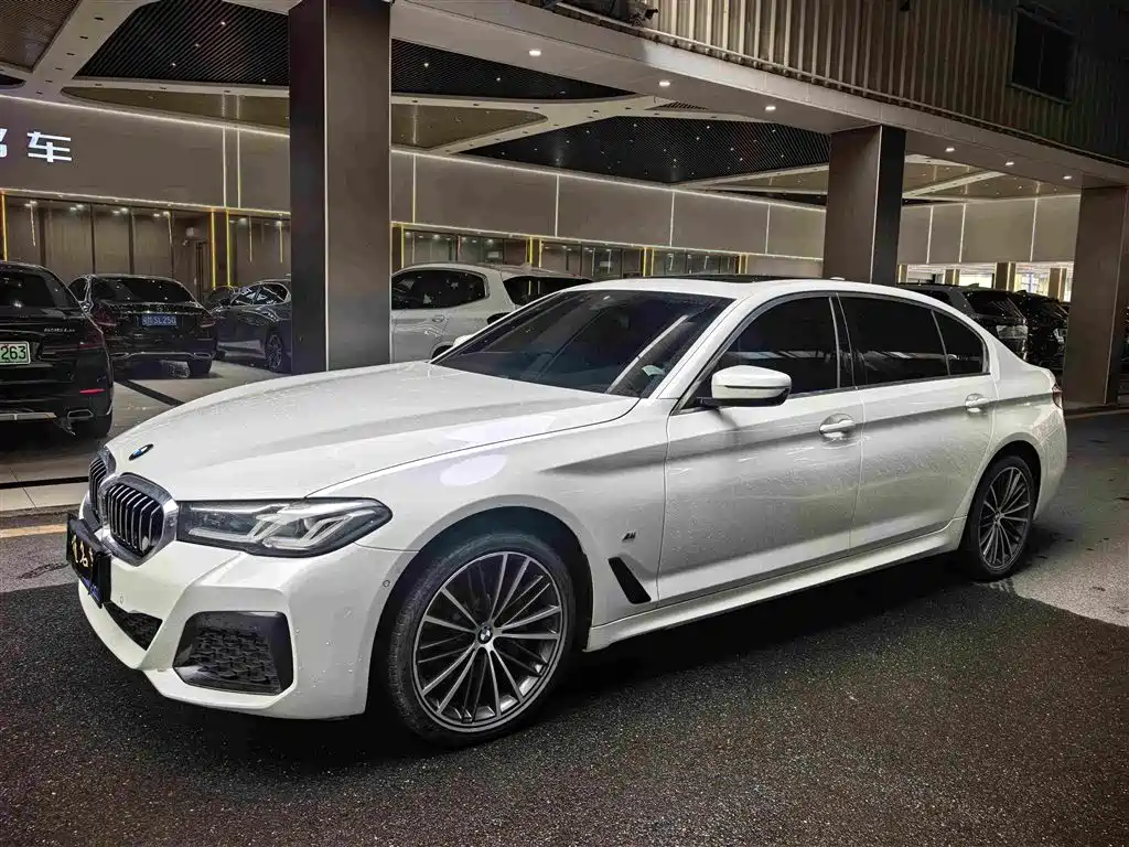 BMW 5 Series 2022 — фото 1
