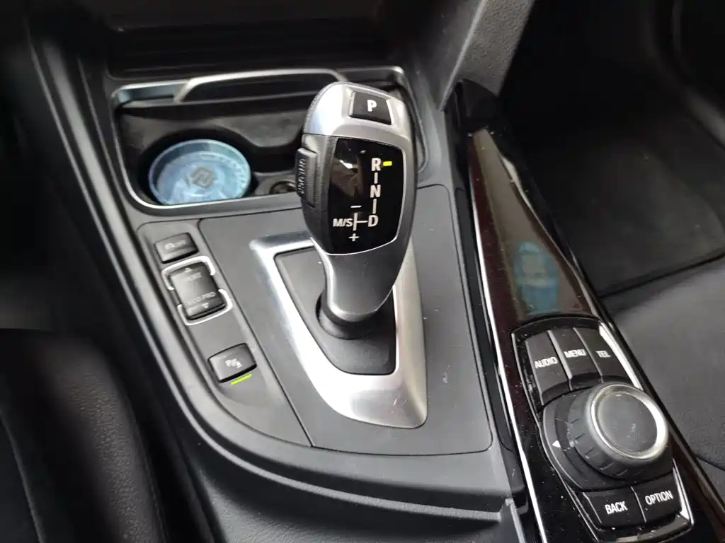 BMW 3 Series 2017 — фото 10