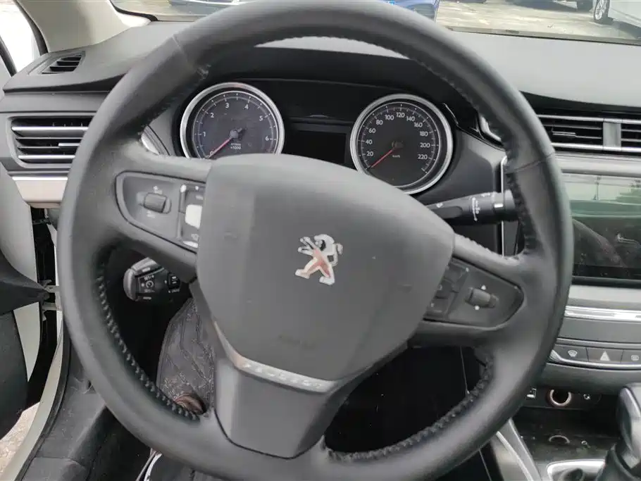 Peugeot 408 2016 — фото 15