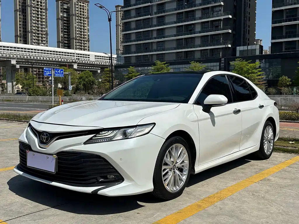 Toyota Camry 2019 — фото 1