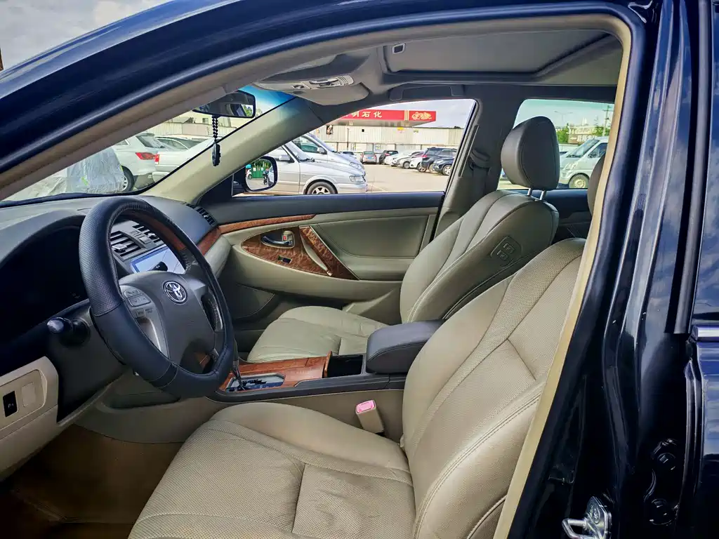 Toyota Camry 2010 — фото 10