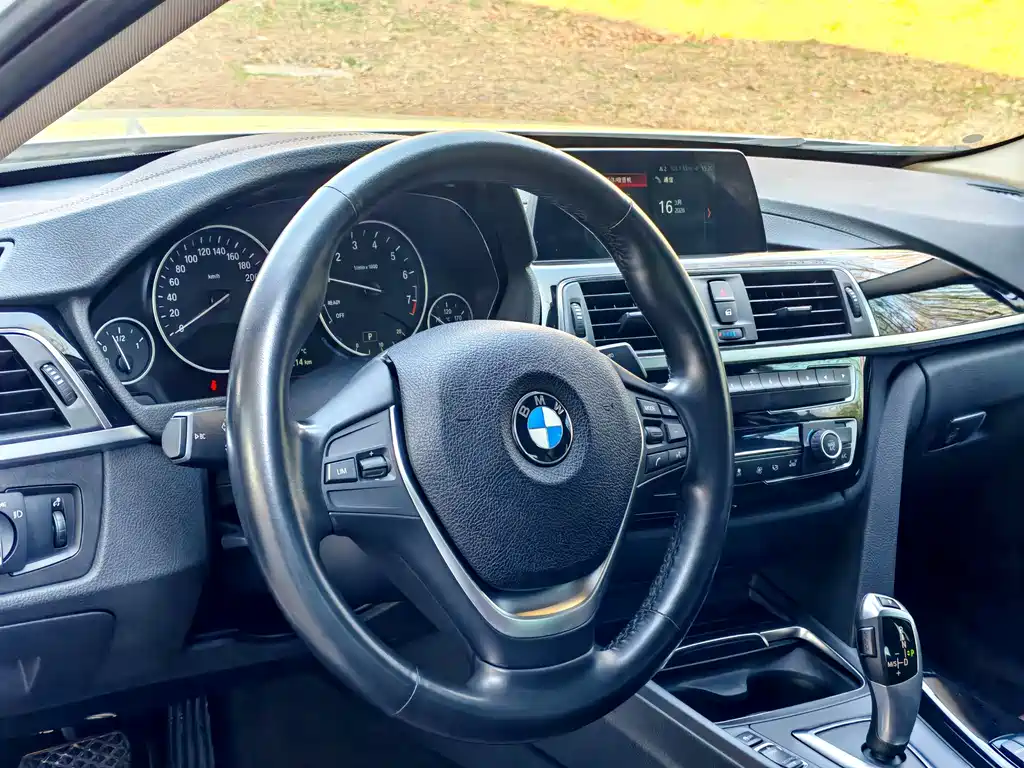 BMW 3 Series 2018 — фото 10