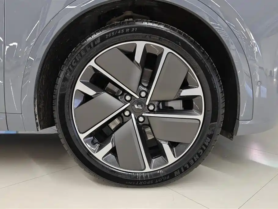 Li Auto Li L8 2025