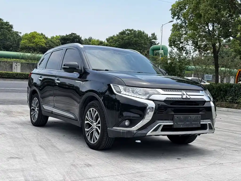Mitsubishi Outlander 2018 — фото 1