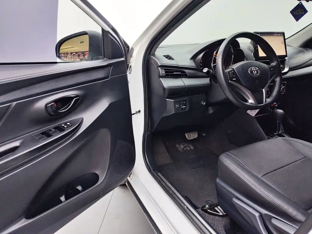 Toyota Yaris L 2022 — фото 7