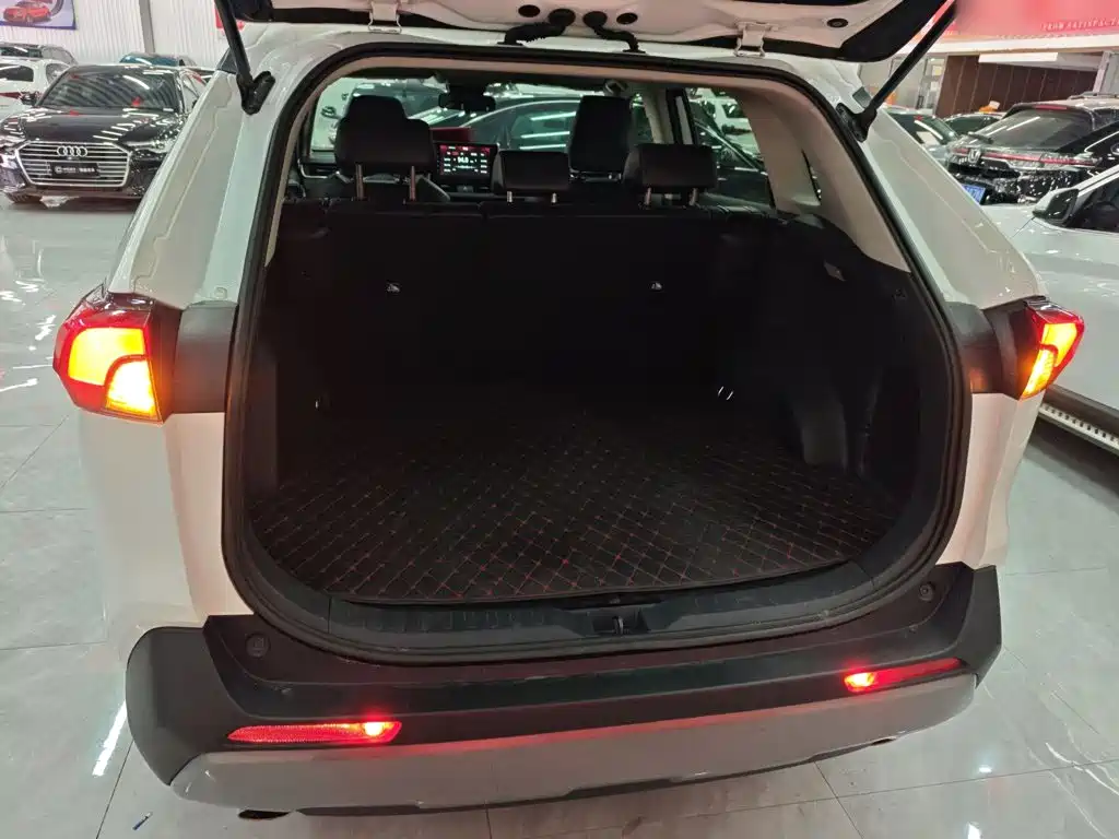 Toyota RAV4 2021 — фото 15