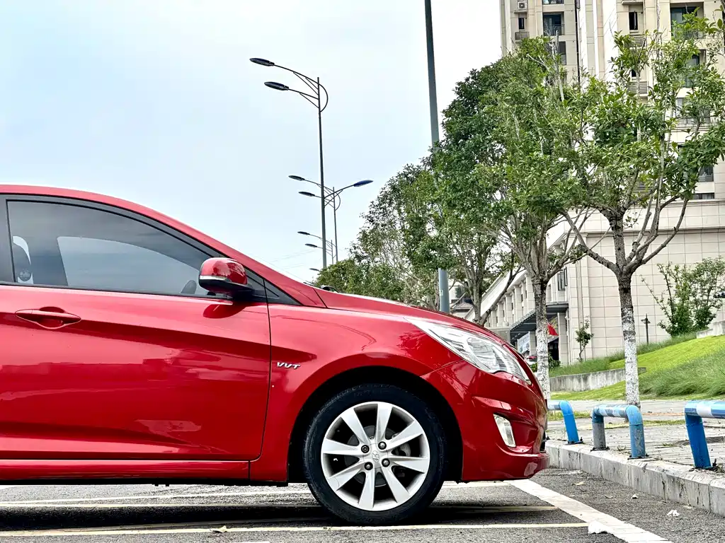Hyundai Verna 2010 — фото 12
