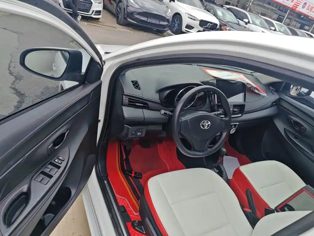 Toyota Yaris L 2020 — фото 12