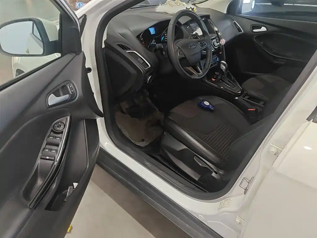 Ford Focus 2019 — фото 16