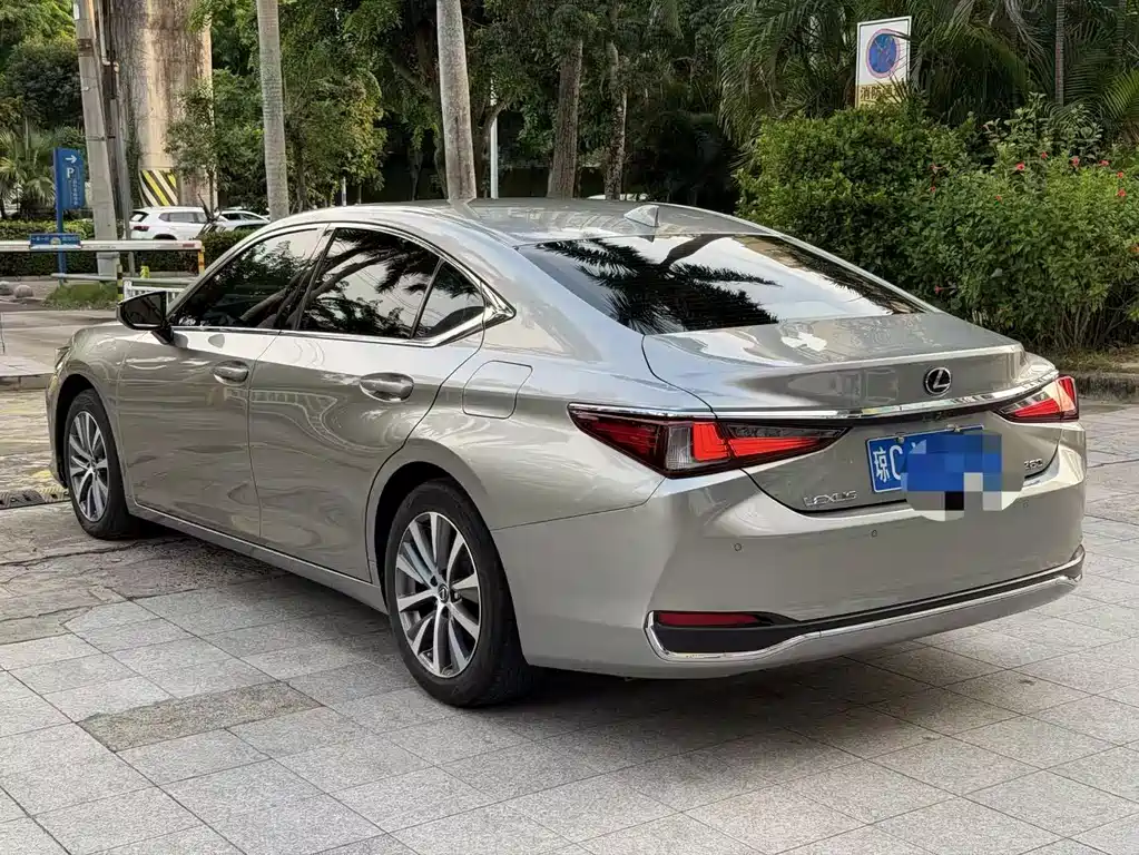 Lexus ES 2019 — фото 7