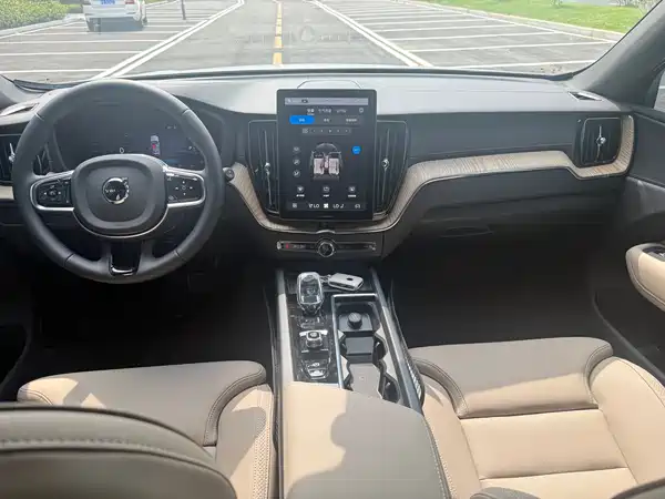 Volvo XC60 2025