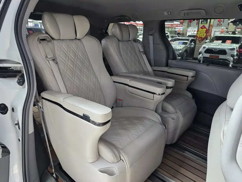 Toyota Sienna 2020 — фото 18