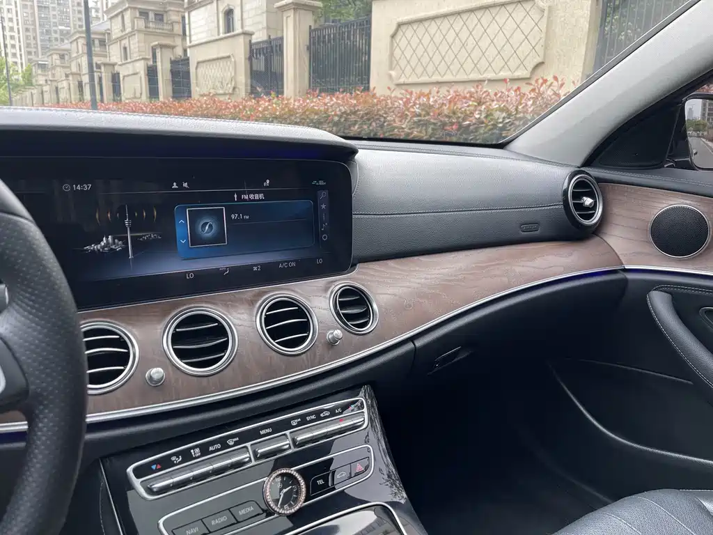 Mercedes-Benz E-Class 2017 — фото 16