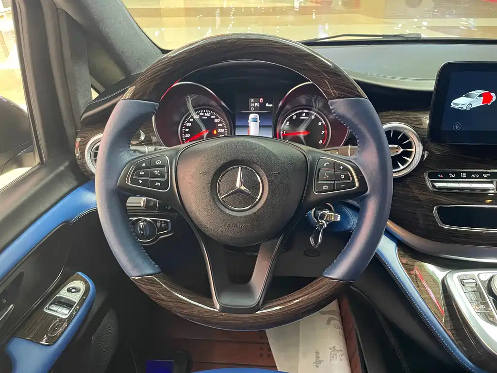 Mercedes-Benz V-Class 2019 — фото 11
