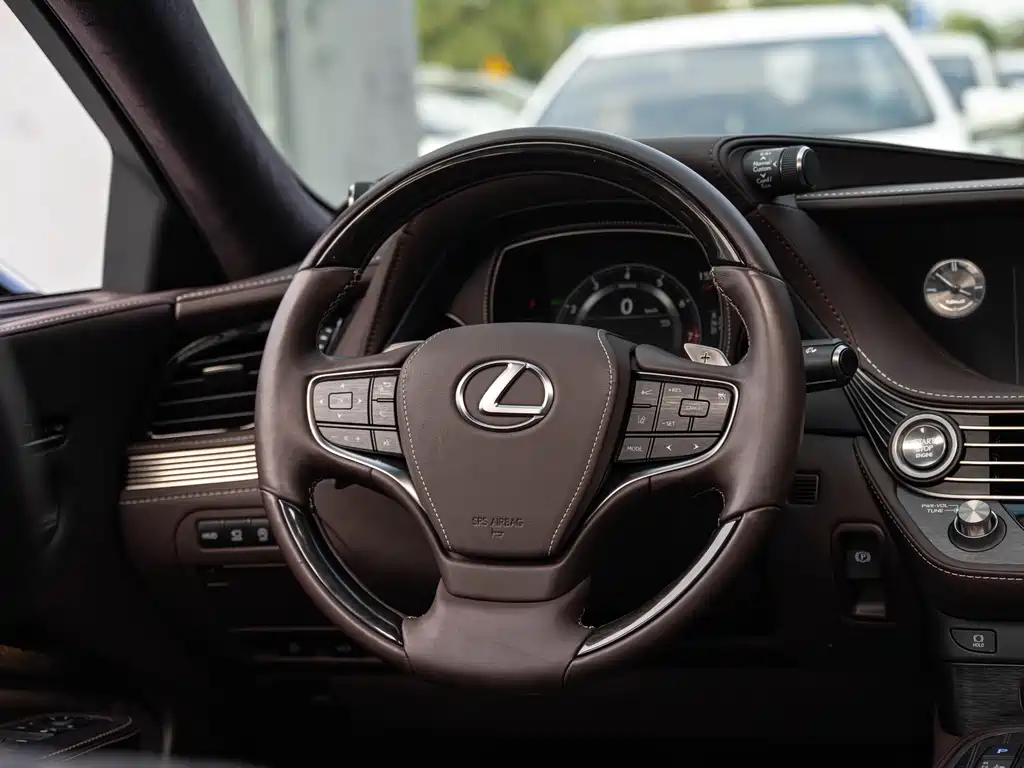 Lexus LS 2018 — фото 14