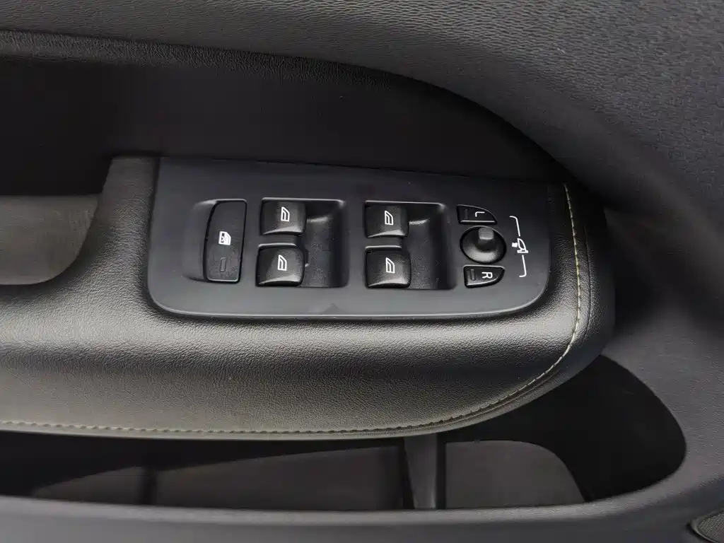 Volvo XC60 2018 — фото 9
