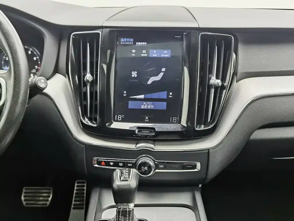 Volvo XC60 2018 — фото 12