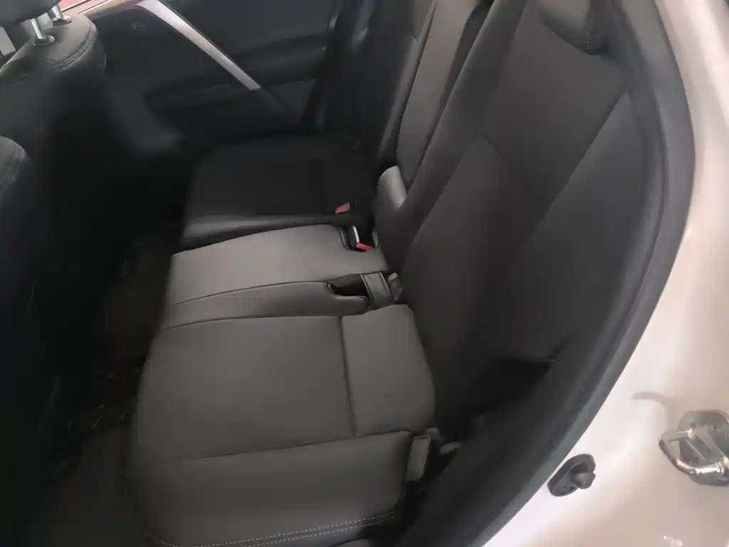Toyota RAV4 2015 — фото 13