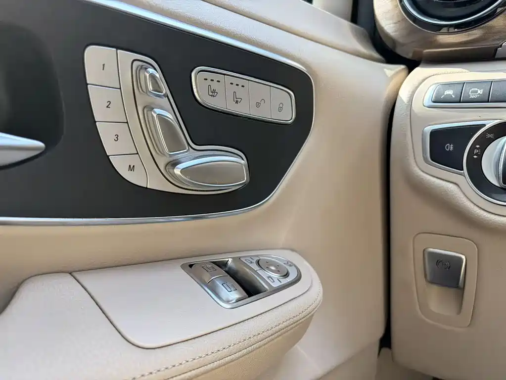 Mercedes-Benz V-Class 2021 — фото 20