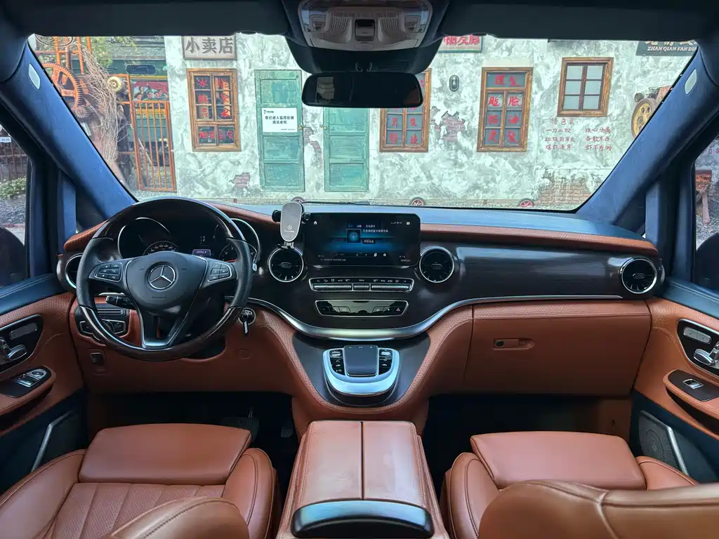 Mercedes-Benz V-Class 2023 — фото 10