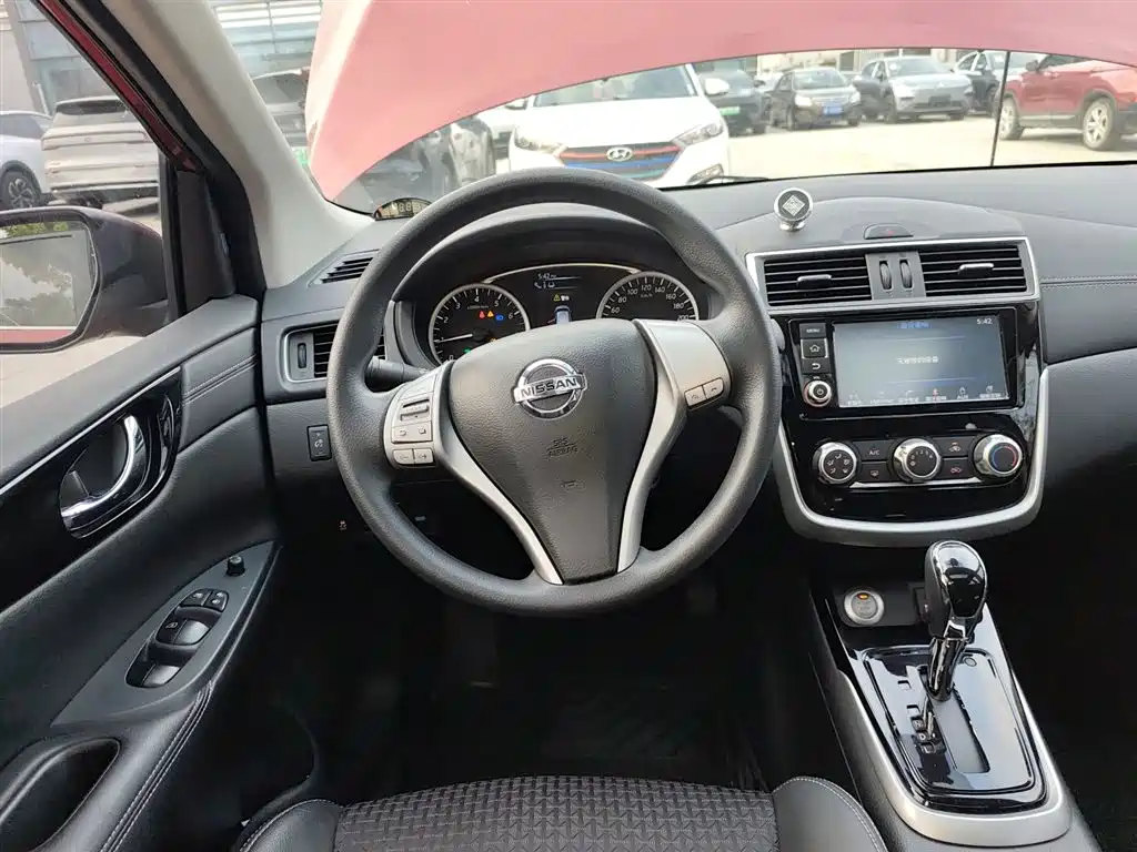 Nissan Tiida 2017 — фото 11