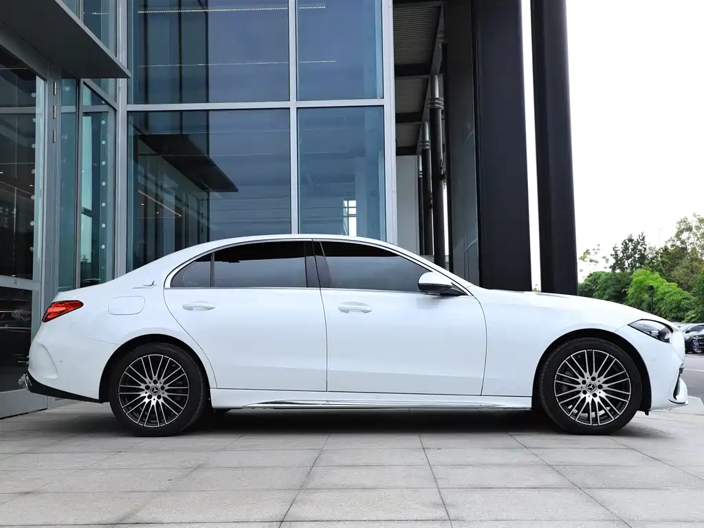 Mercedes-Benz C-Class 2024 — фото 10
